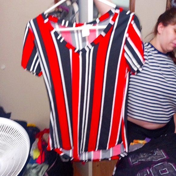 Red white black v neck shirt sleeve shirt - Picture 1 of 1